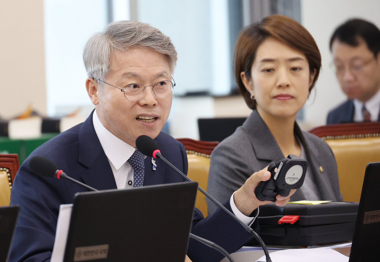 지난 10월 12일 국회에서 열린 과학기술정보방송통신위원회 국정감사에서 민형배 더불어민주당 의원이 유국희 원자력안전위원장에게 방사능 측정기 관련 지적을 하고 있다. [연합]