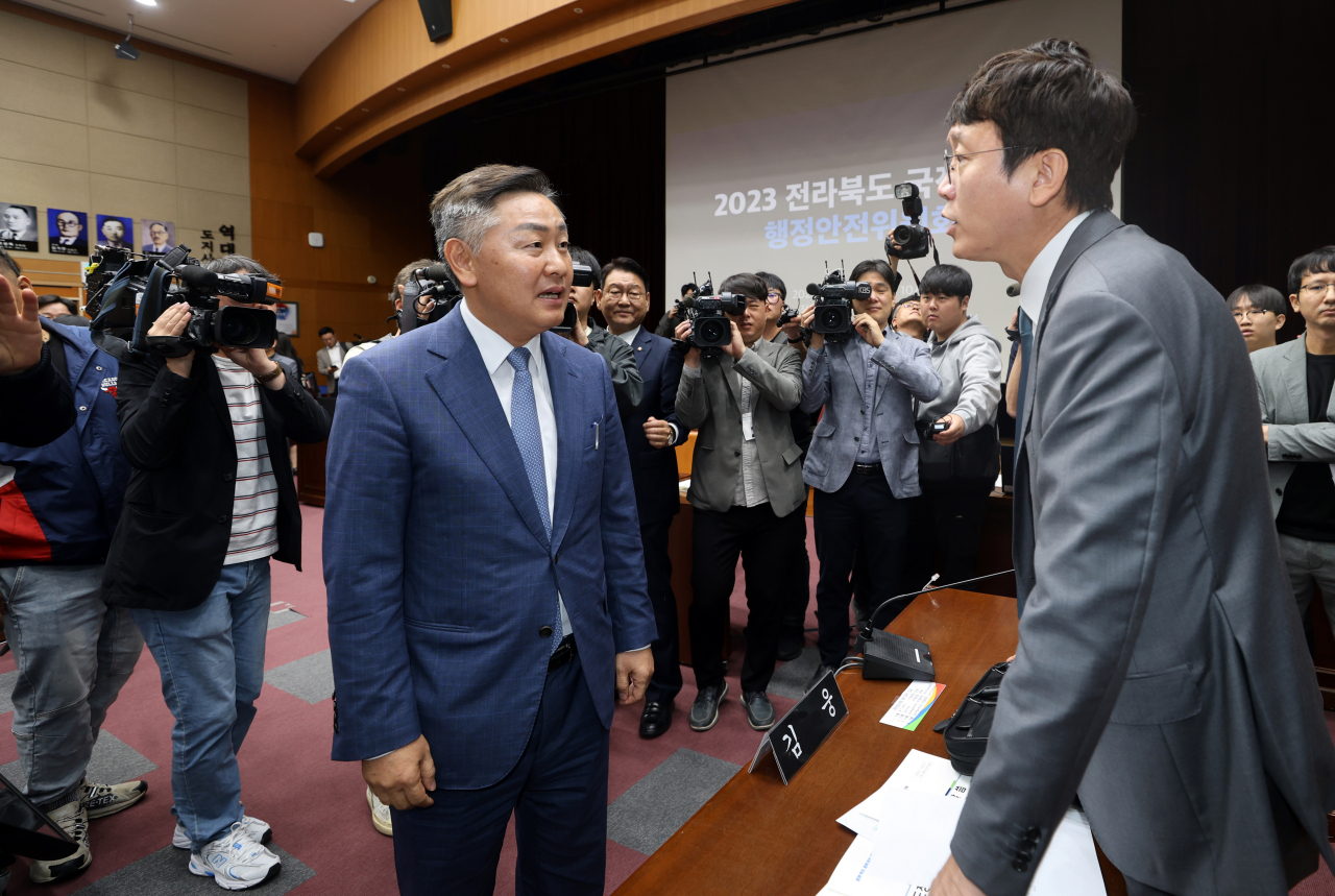 국민의힘 김웅 의원(오른쪽)과 김관영 전북도지사가 24일 전북도청에서 국회 행정안전위원회 국정감사를 마치고 발언 경위를 물으며 말다툼을 하고 있다.[연합]
