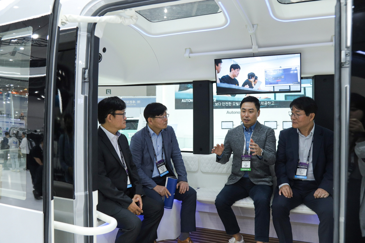 한지형(왼쪽 세 번째) 오토노머스에이투지 대표가 자체 개발한 양산형 완전 무인 모빌리티에 대해 설명하고 있다. [오토노머스에이투지 제공]