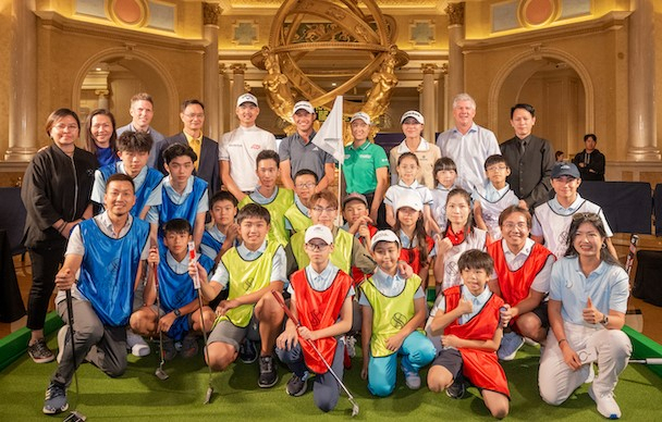 (뒷즐 왼쪽부터) 이사벨 다 실바 (Isabel da Silva) 오르비스 마카오 (Orbis Macau) 개발 이사; 드본 아오 (DeVonne Iao) 샌즈 차이나 리조트 마케팅 부문 최고마케팅경영자(CMO) 겸 상무이사; 앤디 코벨 (Andy Kobel) 샌즈 차이나 테이블 게임 및 게이밍 최적화 부문 상무이사; 티모시 청 록 틴 (Timothy Cheong Lok Tin) 마카오 주니어 골프 협회 회장; 이민우; 콜린 모리카와 (Collin Morikawa); 이민지; 리디아 고; 론 리스 (Ron Reese) 라스베가스 샌즈 글로벌 및 기업 커뮤니케이션 부문 상무이사; 웡 캄 선 (Wong Kam Sun) 마카오 청각장애인협회 회장