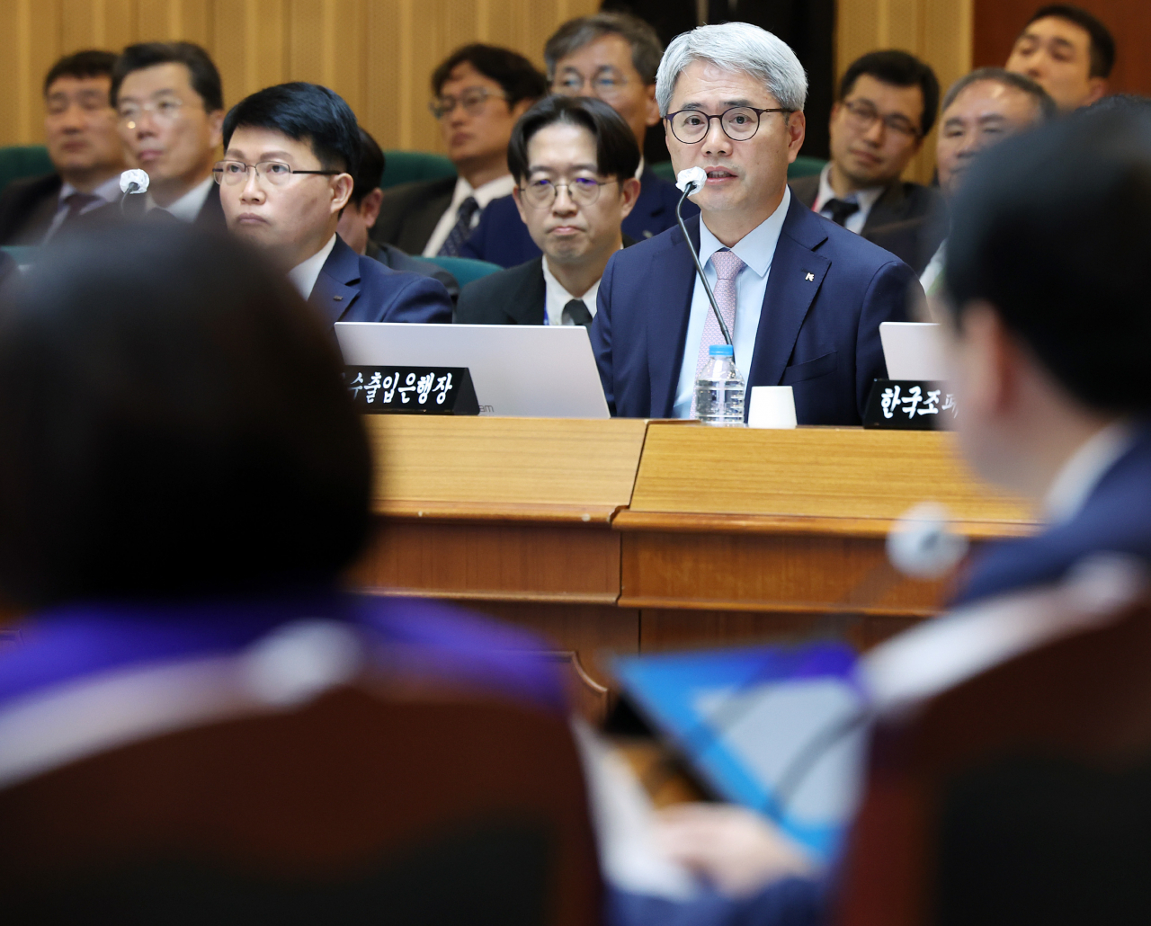 24일 오전 서울 영등포구 한국수출입은행 본점에서 열린 국회 기획재정위원회의 수출입은행과 한국조폐공사, 한국투자공사(KIC) 등에 대한 국정감사에서 윤희성 수출입은행장이 답하는 모습. [연합]