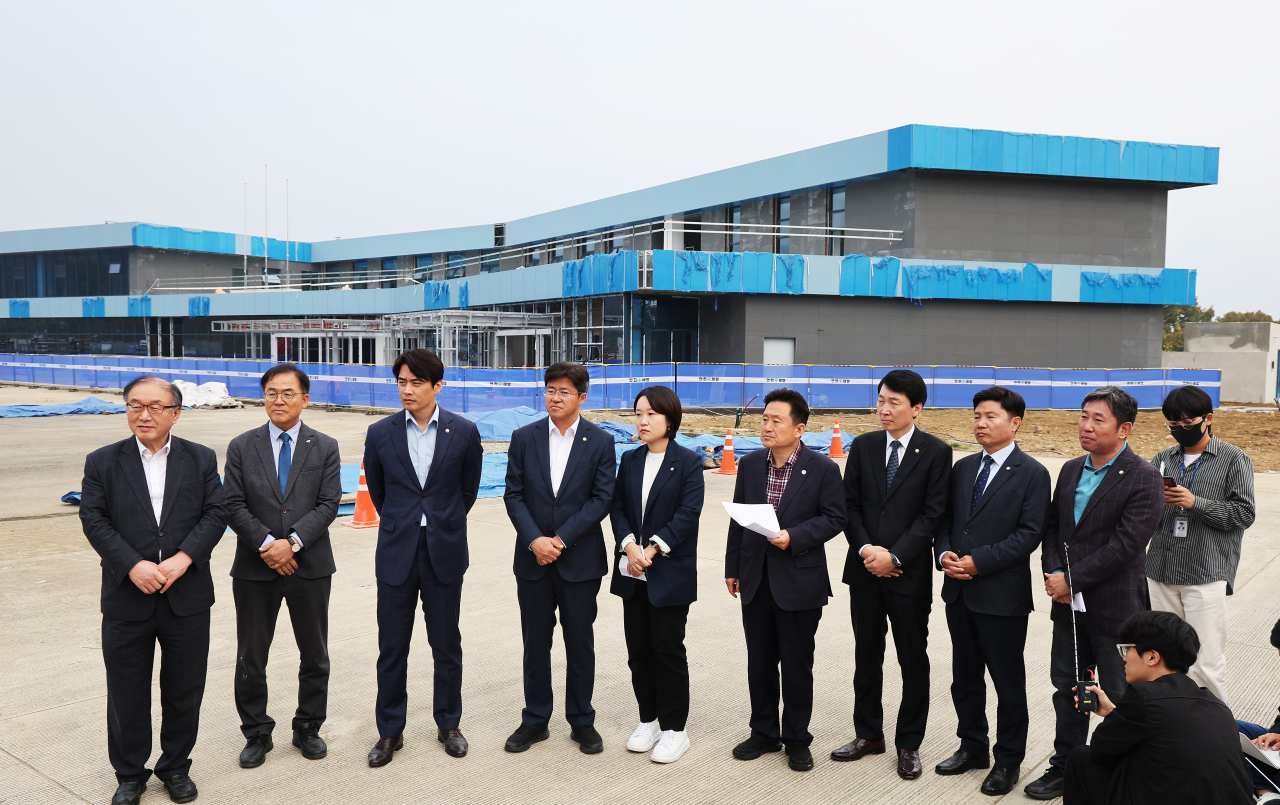 24일 오전 경기도 양평군 중부내륙선 남한강 휴게소 공사현장에서 열린 더불어민주당 국토교통위원회 국회의원 현장 방문 및 기자회견에서 참석자들이 설명을 듣고 있다. [연합]