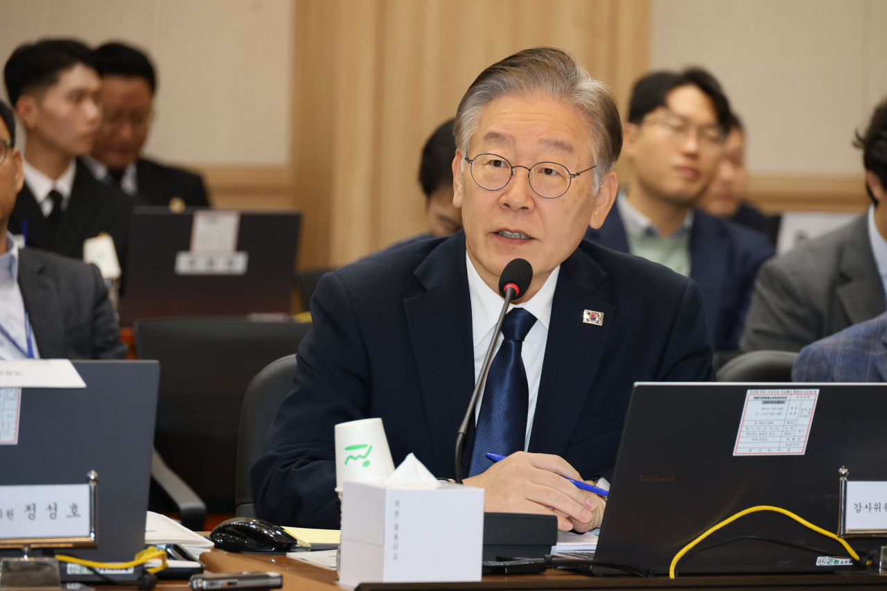 이재명 더불어민주당 대표가 24일 충남 계룡대에서 열린 국회 국방위원회의 해군본부에 대한 국정감사에서 홍범도 장군 흉상 이전 문제, 고(故) 채상병 사건 수사 외압 의혹 관련 질의를 하고 있다. [연합]