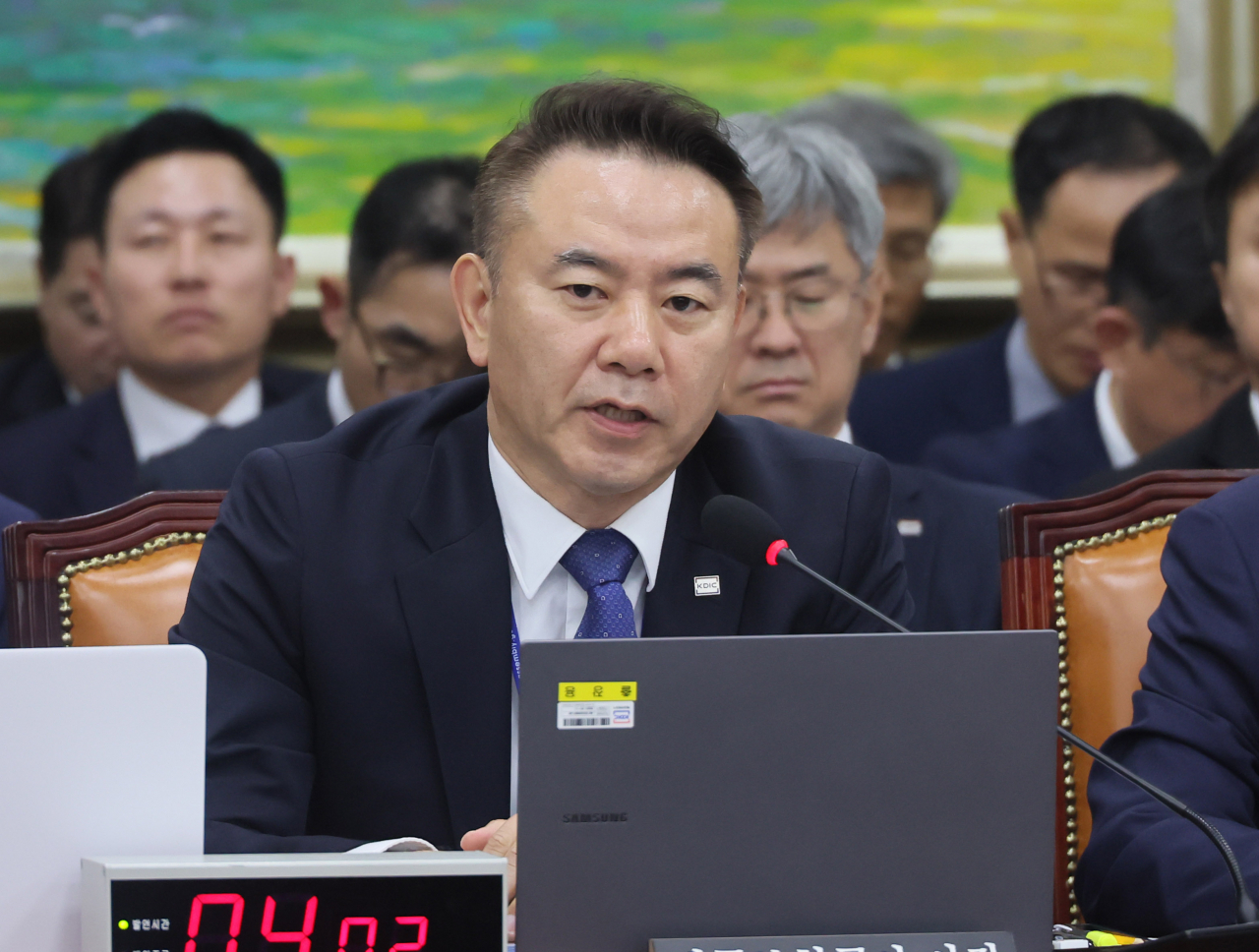 유재훈 예금보험공사 사장이 24일 국회 정무위원회에서 열린 예금보험공사, 한국산업은행 등에 대한 국정감사에서 의원질의에 답변하고 있다. [연합]