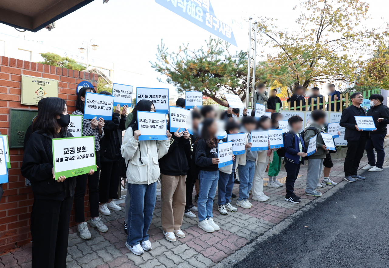 24일 오후 광주 북구 한 초등학교 앞에서 학생들이 이 학교 A 교사에 대한 교권 회복 촉구 집회에 참여하고 있다. A 교사는 학생 간 싸움을 말리는 과정에서 책상을 밀쳤다가 아동학대 혐의로 학부모에게 고소당해 검찰에서 무혐의 처분을 받았다. 학교 측은 이날 A 교사에 대한 교권보호위원회를 열었다.[연합]