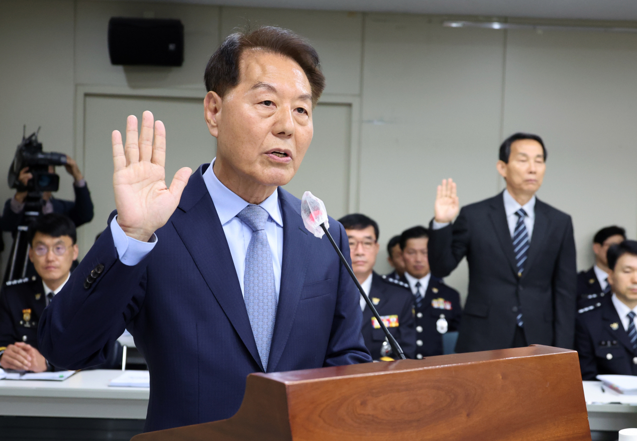 24일 전북경찰청에서 열린 국회 행정안전위원회 국정감사에서 이형규 자치경찰위원장이 선서하고 있다. 연합뉴스