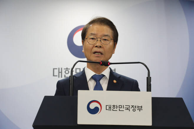 이정식 고용노동부 장관이 5일 정부서울청사에서 10월 1일부터 시행 중인 ‘노동조합 회계공시 제도’에 대해 설명하고 있다. [고용노동부 제공]