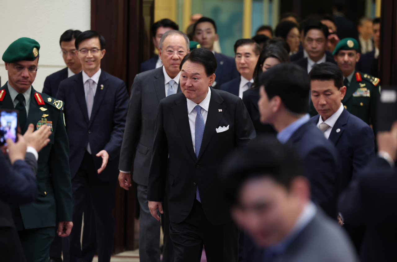 사우디아라비아를 국빈 방문 중인 윤석열 대통령이 23일(현지시간) 리야드의 메리어트 호텔에서 열린 동행 경제인 만찬에 입장하고 있다. [연합]