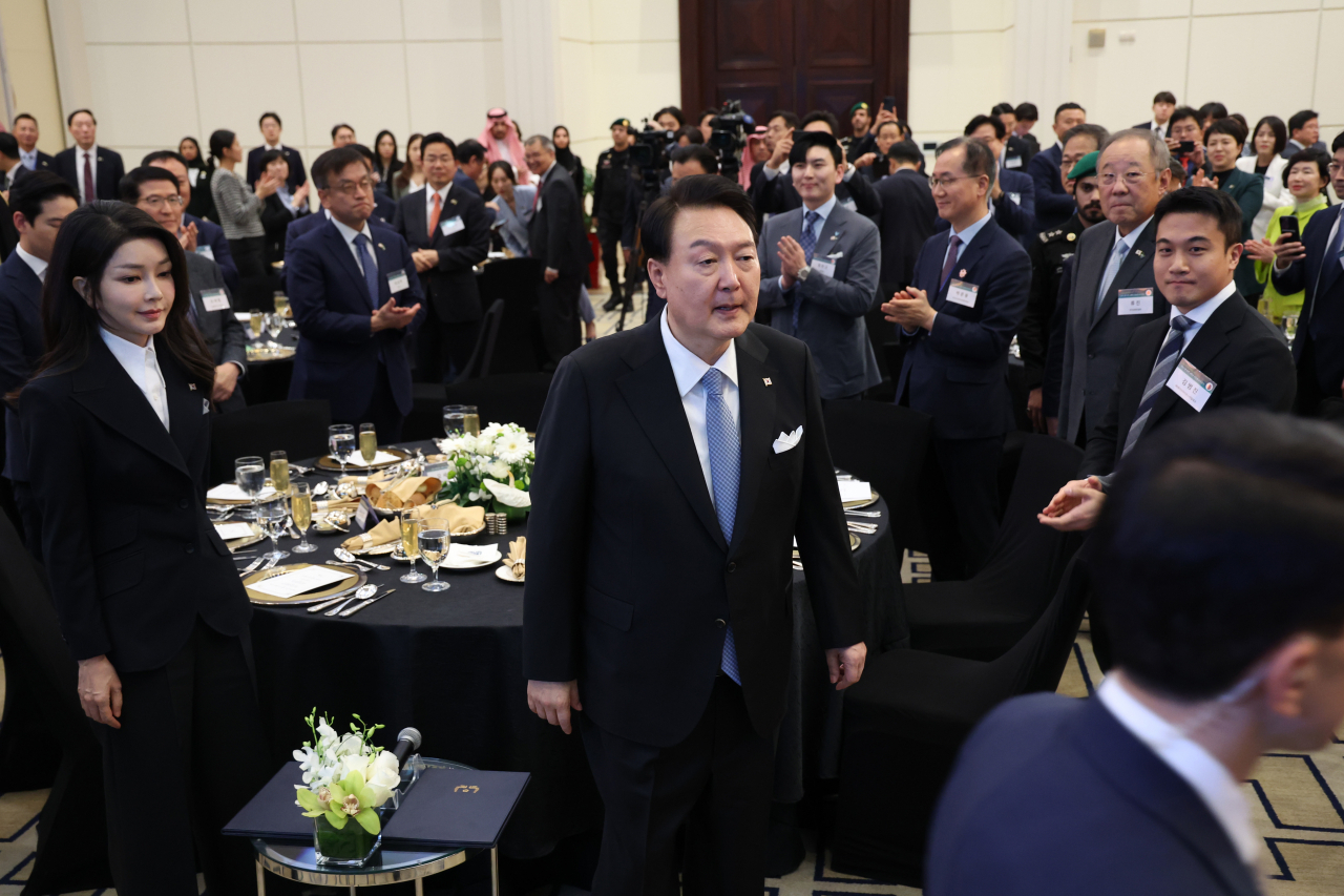 사우디아라비아를 국빈 방문 중인 윤석열 대통령과 김건희 여사가 23일(현지시간) 리야드의 메리어트 호텔에서 열린 동행 경제인 만찬에 입장하며 경제인들의 박수를 받고 있다. [연합]