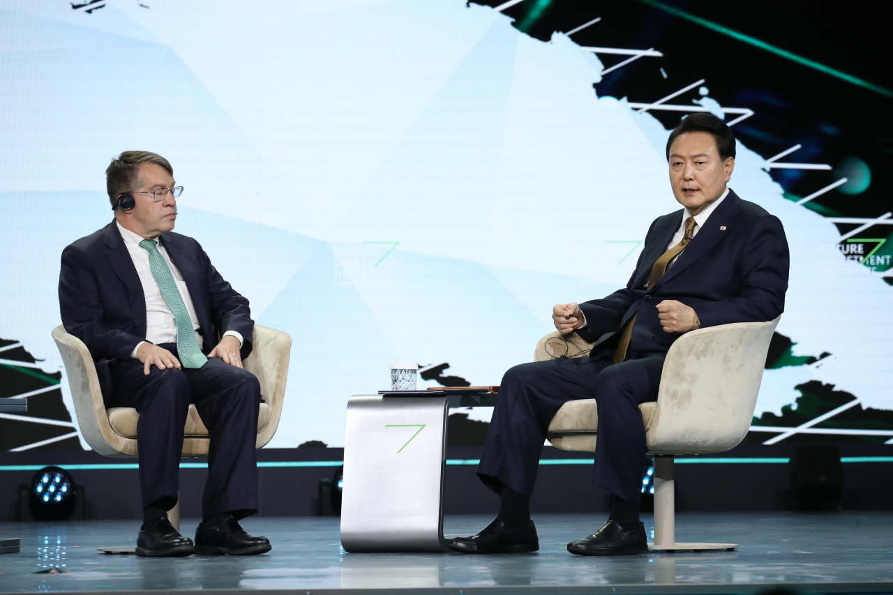 사우디아라비아를 국빈 방문 중인 윤석열 대통령이 24일(현지시간) 리야드의 킹 압둘아지즈 국제 콘퍼런스 센터(KAICC)에서 열린 미래 투자 이니셔티브 포럼 대담에서 참석자 질의에 답하고 있다. [연합]