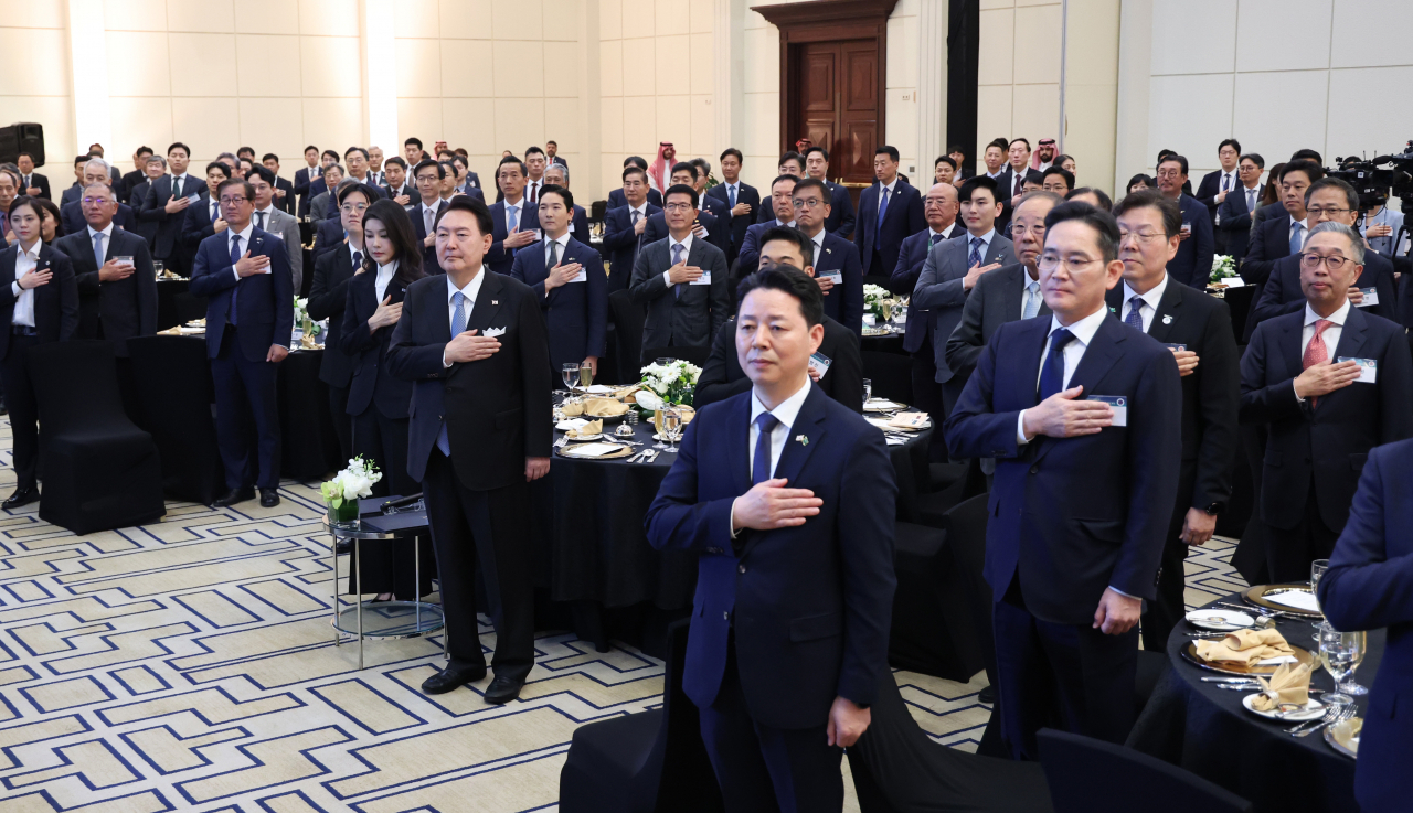 사우디아라비아를 국빈 방문 중인 윤석열 대통령과 김건희 여사가 23일(현지시간) 리야드의 메리어트 호텔에서 열린 동행 경제인 만찬에서 국민의례를 하고 있다. [연합]