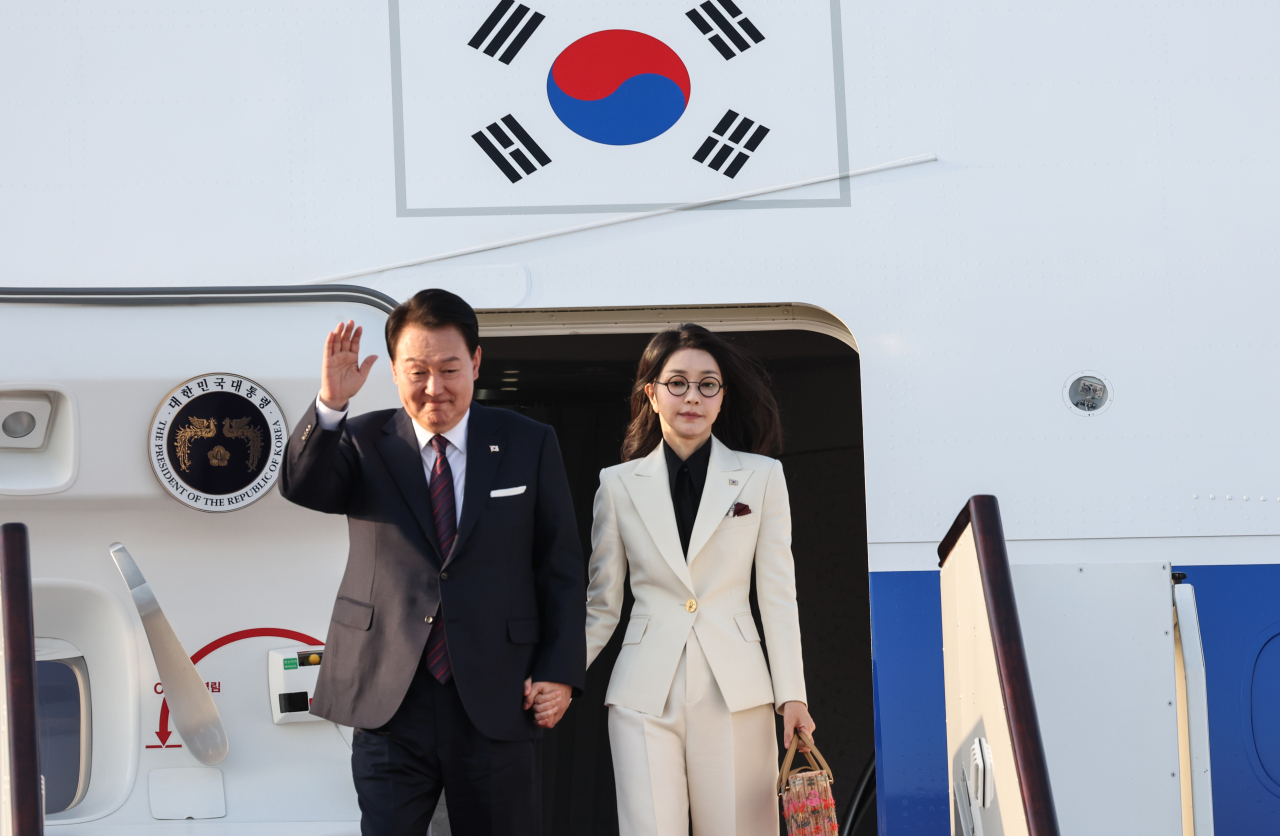 사우디아라비아에 이어 카타르를 국빈 방문하는 윤석열 대통령과 김건희 여사가 24일(현지시간) 도하의 하마드 국제공항 왕실터미널에 도착, 전용기에서 내리며 인사하고 있다. [연합]