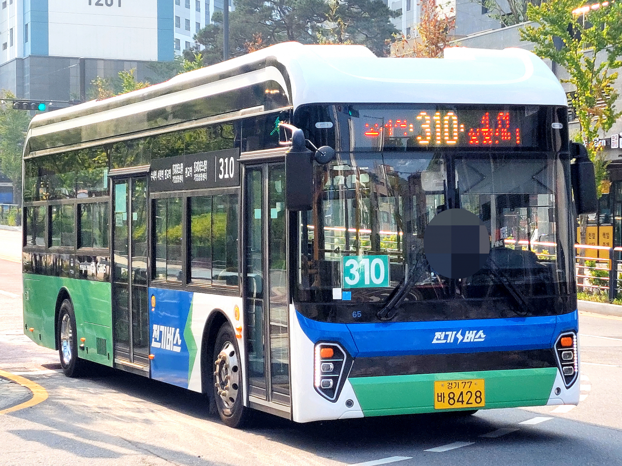 중국 CHTC 킨윈이 생산해 국내에 판매하는 전기버스 에픽시티가 승객을 태우고 운행 중이다. [헤럴드경제 DB]