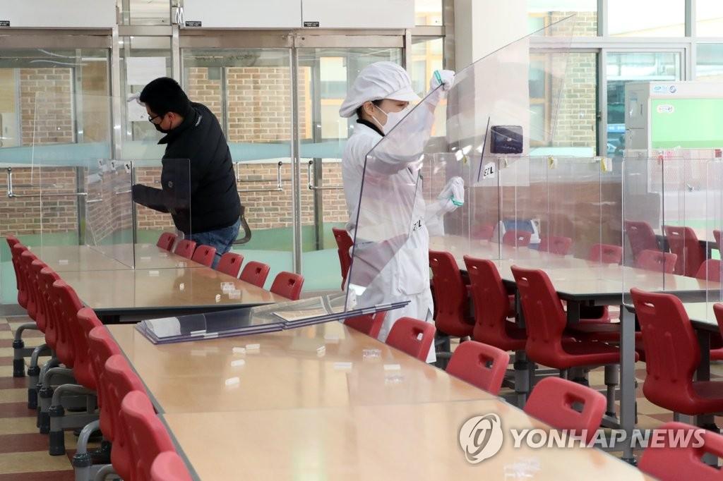 일상 회복&hellip;투명 가림막 사라진 학교 급식실 [연합]