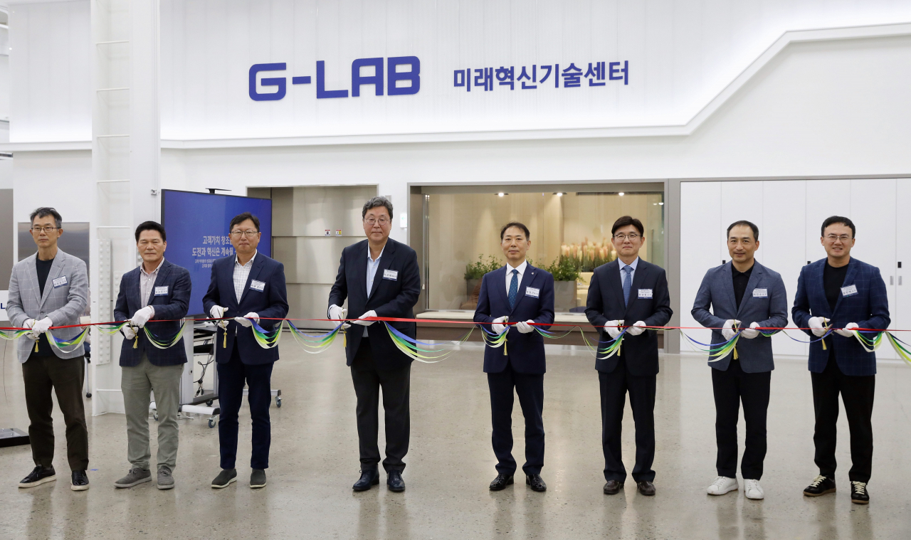 24일 열린 ‘지-랩(G-Lab)’ 개소식에서 이규복(오른쪽 네번째) 현대글로비스 대표이사, 장영근(오른쪽 다섯번째) 안양시 부시장 등 관계자들이 테이프 컷팅식을 하고 있다. [현대글로비스 제공]