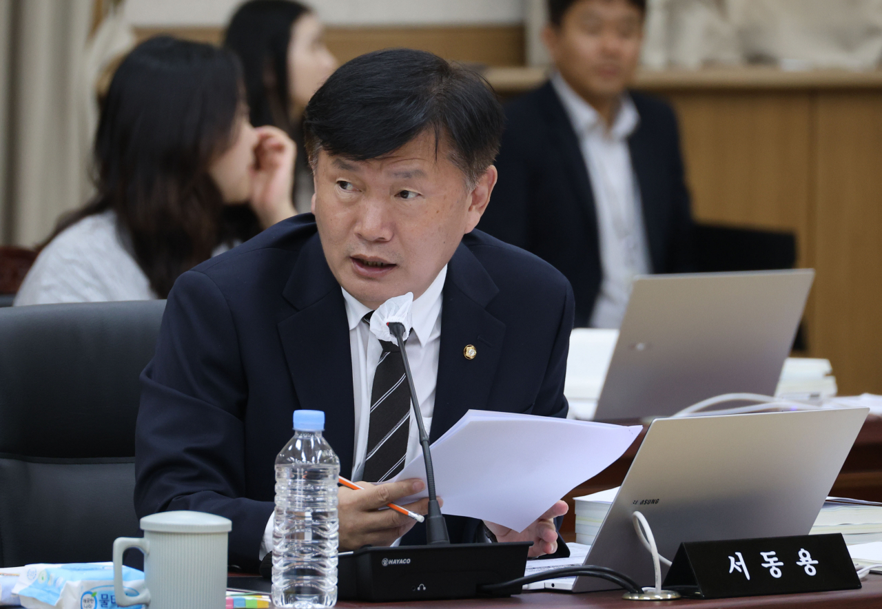 18일 오후 충북 청주시 서원구 충북교육청 화합관에서 열린 국회 교육위원회의 충북대학교, 충남대학교, 충북대병원, 충남대병원, 충북도교육청, 충남도교육청, 대전시교육청, 세종시교육청에 대한 국정감사에서 더불어민주당 서동영 의원이 질의하고 있다.[연합]