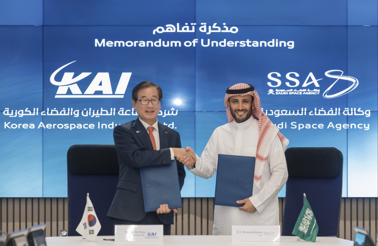강구영(왼쪽) KAI 사장과 무함마드 알타미미 SSA 우주청장이 MOU 체결 후 기념 사진을 찍고 있다. [KAI 제공]