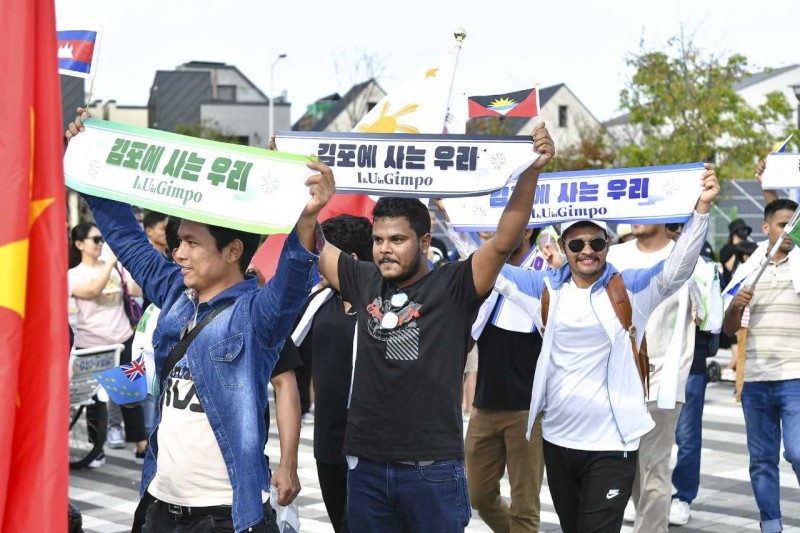 지난 9월 김포에서 열린 세계인 큰잔치에서 김포거주 이주민들이 ‘김포에 사는 우리’ 슬로건을 들고 행진하고 있다.〈김포시 제공〉