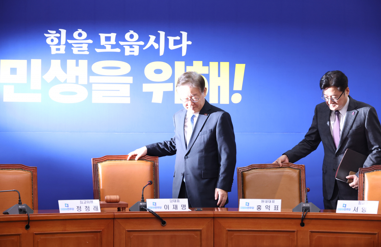 이재명 더불어민주당 대표가 25일 국회에서 열린 최고위원회의에 입장하고 있다. [연합]