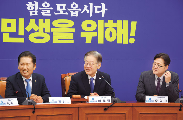 이재명 더불어민주당 대표가 25일 국회에서 열린 최고위원회의에서 발언하고 있다. 민주당 지도부는 이날 이 대표의 체포동의안 표결에 가결 의사를 표했던 의원들에 대한 징계 여부를 두고 논의를 이어갔다. [연합]