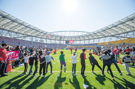 2019년 열린 제3회 무림페이퍼 KOREAN CUP 종이비행기대회 현장 모습 [무림페이퍼 제공]