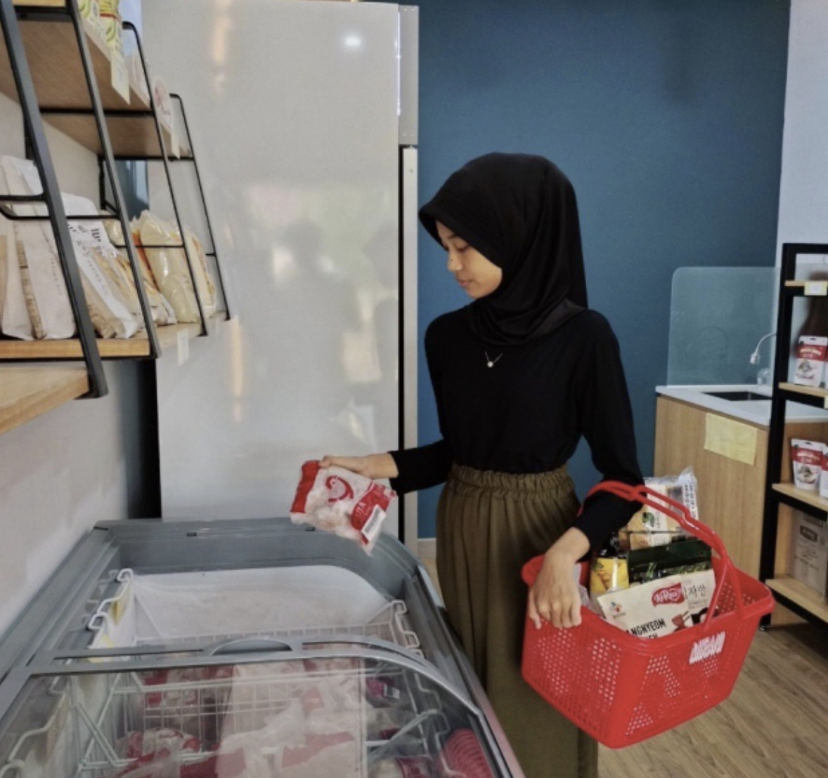 인도네시아 브카시 지역에 문을 연 ‘미트 마스터(Meat Master)’ 매장에서 고객이 제품을 구매하고 있다. [CJ제일제당 제공]