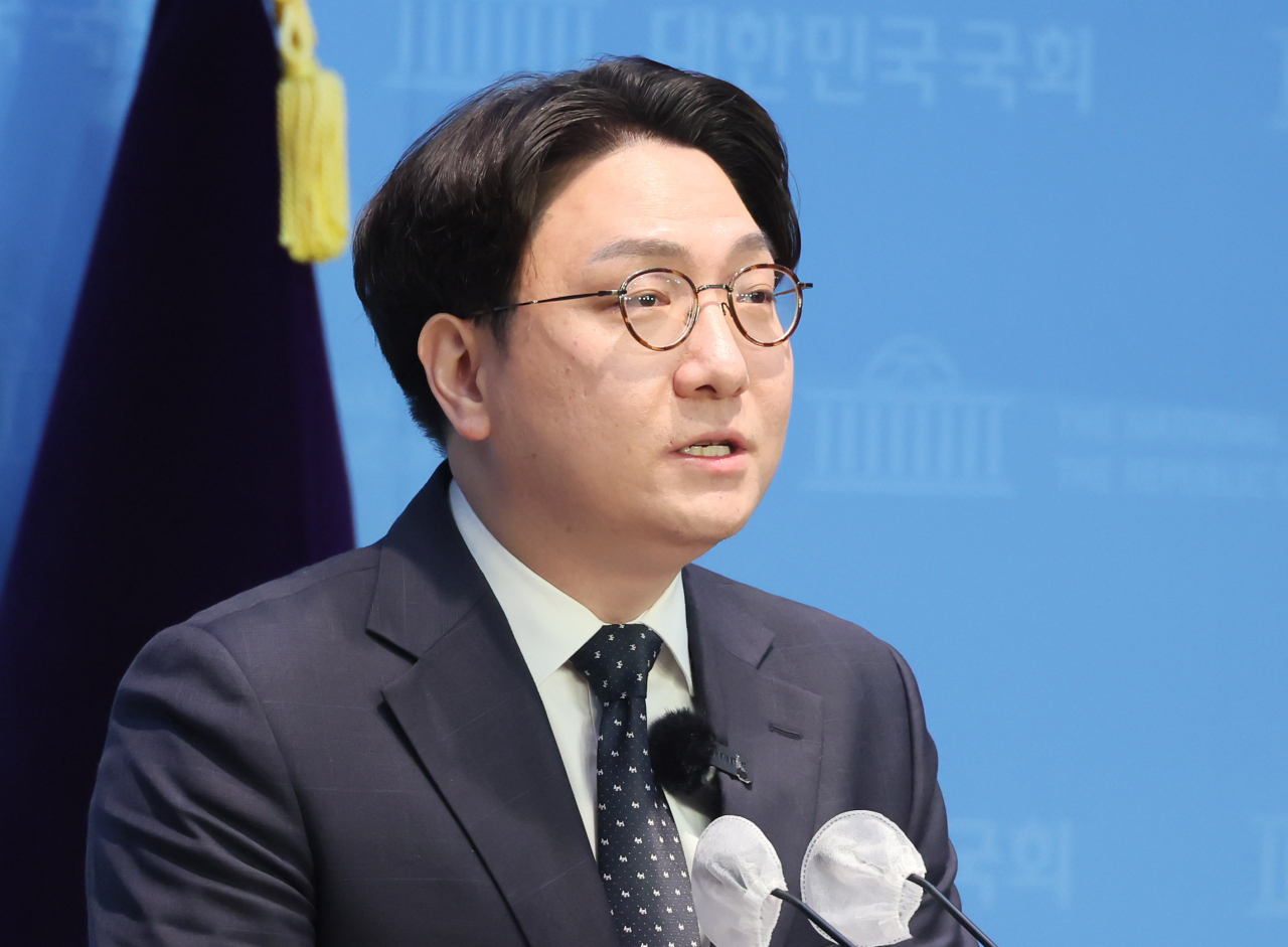 신인규 국민의힘 전 상근부대변인이 25일 국회에서 기자회견을 열고 최근 당 상황을 비판하며 탈당 선언을 하고 있다. [연합]