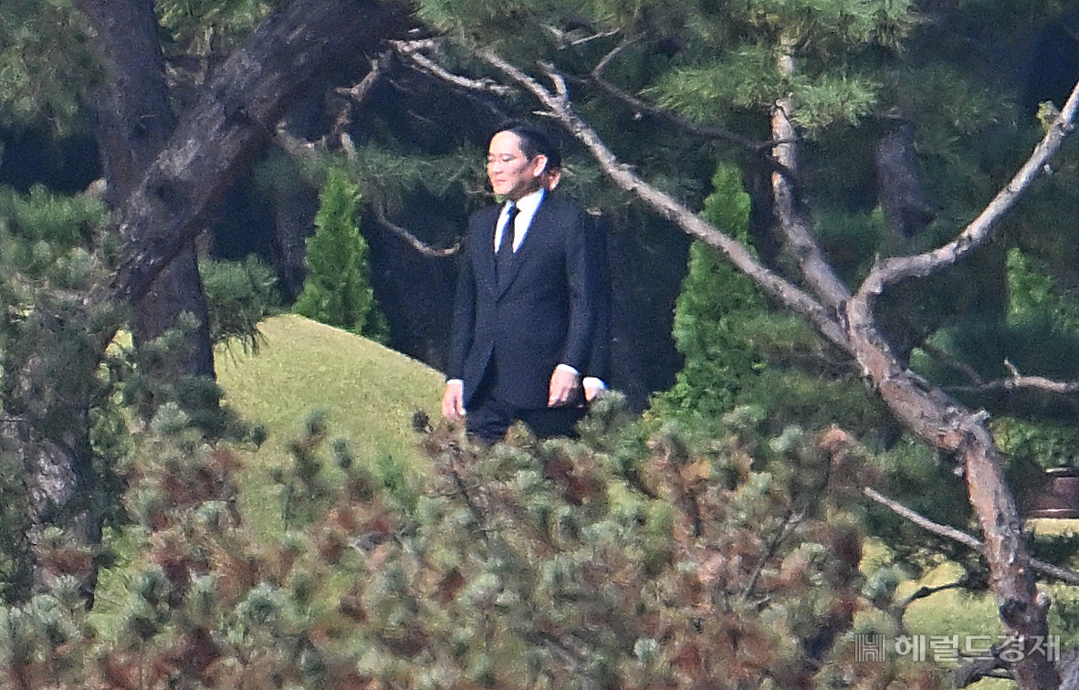 이재용 삼성전자 회장이 25일 오전 경기도 수원시 선영에서 진행된 고 이건희 삼성그룹 회장 3주기 추도식에 참석하고 있다. 수원=임세준 기자