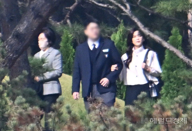 홍라희(왼쪽) 전 리움미술관장과 이부진(오른쪽) 호텔신라 대표이사 사장이 25일 오전 경기도 수원시 선영에서 진행된 고 이건희 삼성그룹 회장 3주기 추도식에 참석하고 있다. 수원=임세준 기자