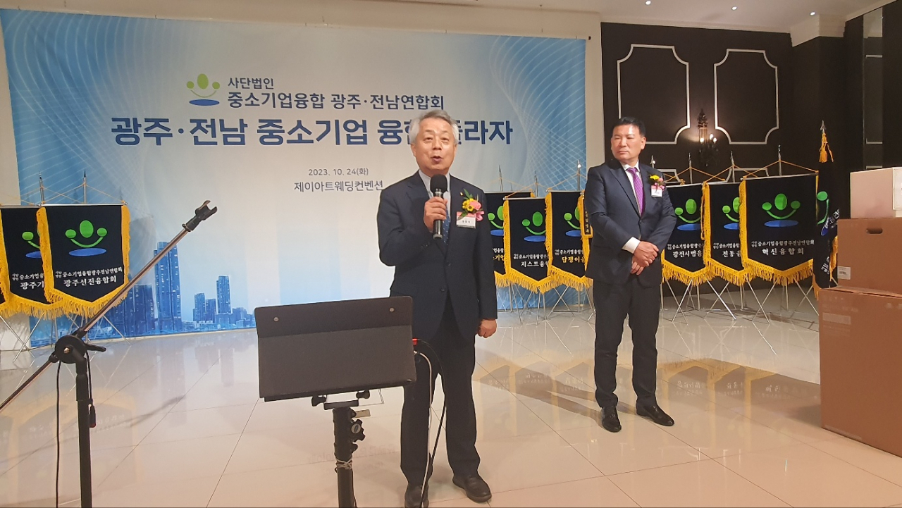원충국 회장(왼쪽)과 이정권 수석부회장이 광주전남중소기업융합플라자에서 회원들의 화합과 친목을 다지는 메시지를 전달하고 있다. 서인주 기자
