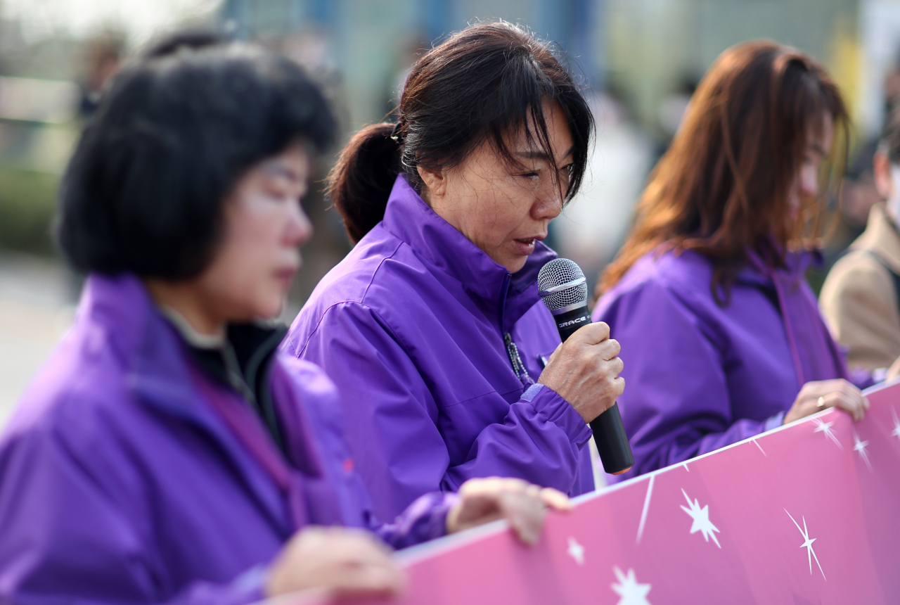 Bereaved families of the deadly Itaewon crowd crush disaster rally on Tuesday to demand Yongsan-gu ward chief Park Hee-young resign from post, arguing she should be held accountable for failed safety measures as crowd surged to celebrate the Halloween in October 2022. (Yonhap)