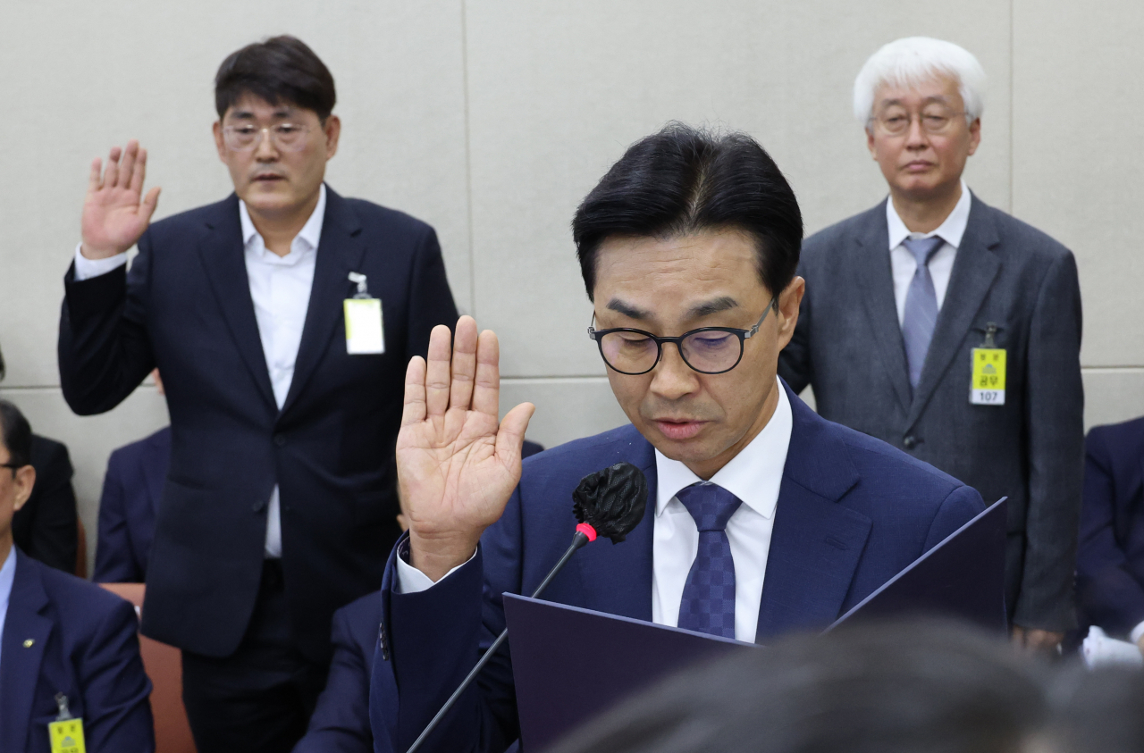 25일 국회 보건복지위원회 국정감사에서 탕후루 설탕 과소비와 관련해 출석한 정철훈 달콤나라앨리스 사내이사(뒷줄 왼쪽) 등이 증인선서를 하고 있다. [연합]