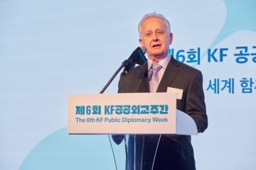 Professor awarded for building Korean studies in US 