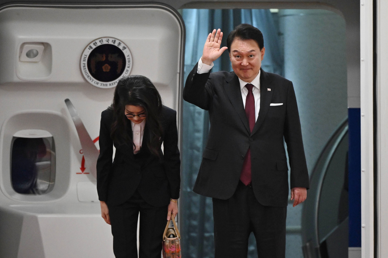 사우디아라비아·카타르 국빈 방문을 마친 윤석열 대통령과 김건희 여사가 25일(현지시간) 카타르 도하 하마드 국제공항 왕실터미널에서 귀국길에 오르며 환송객들에게 손들어 인사하고 있다. [연합]