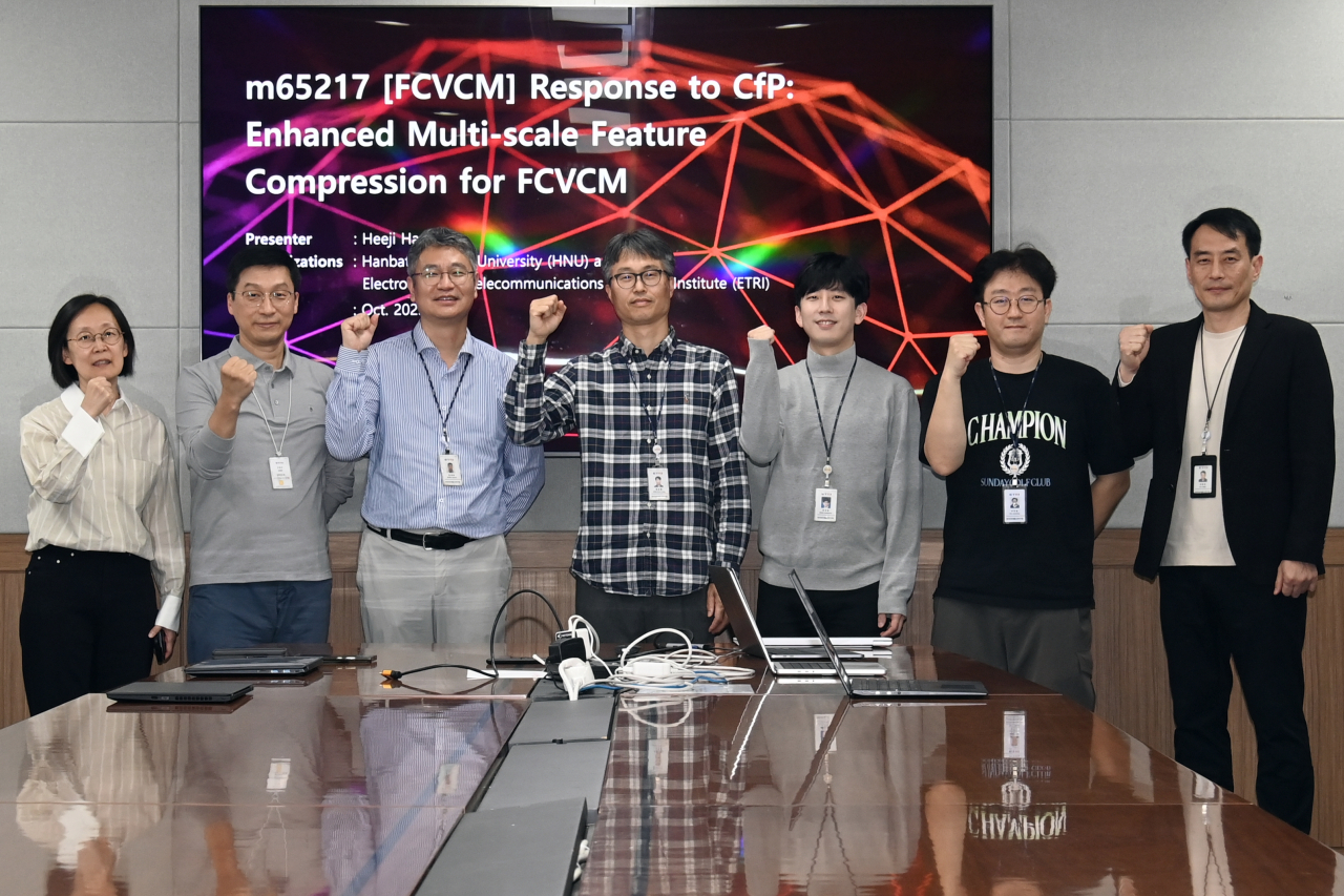 기계를 위한 특징 부호화 기술(FCVCM) 연구를 수행한 ETRI 연구진.[ETRI 제공]