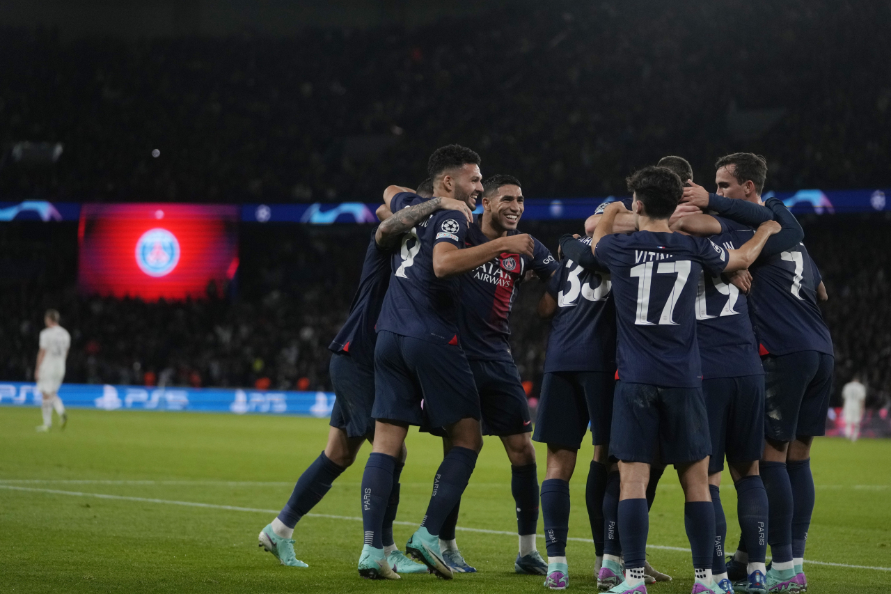 골을 넣은 이강인에게 달려와 축하하는 PSG 선수들.[AP]