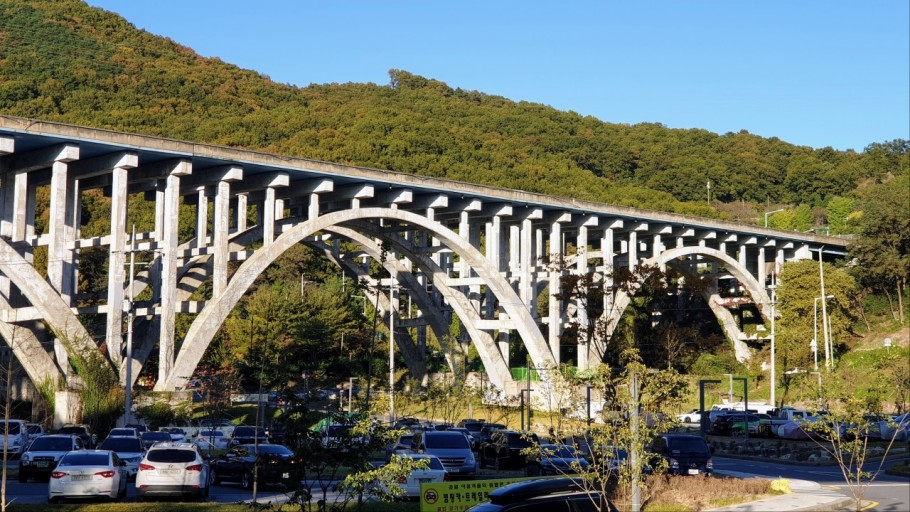 근대 산업화의 상징성과 함께 아치 교량으로서 우수한 건축미를 인정받아 고속도로 1호 문화재로 지정받은 대전육교.
