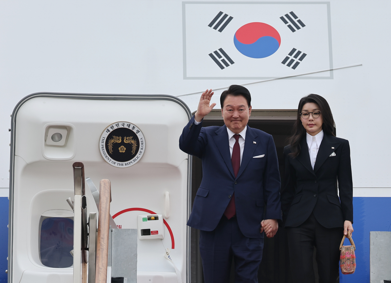4박6일 간의 사우디아라비아·카타르 국빈 방문을 마친 윤석열 대통령과 김건희 여사가 26일 오전 성남 서울공항을 통해 귀국, 전용기인 공군 1호기에서 내리며 환영객들에게 손들어 인사하고 있다. [연합]