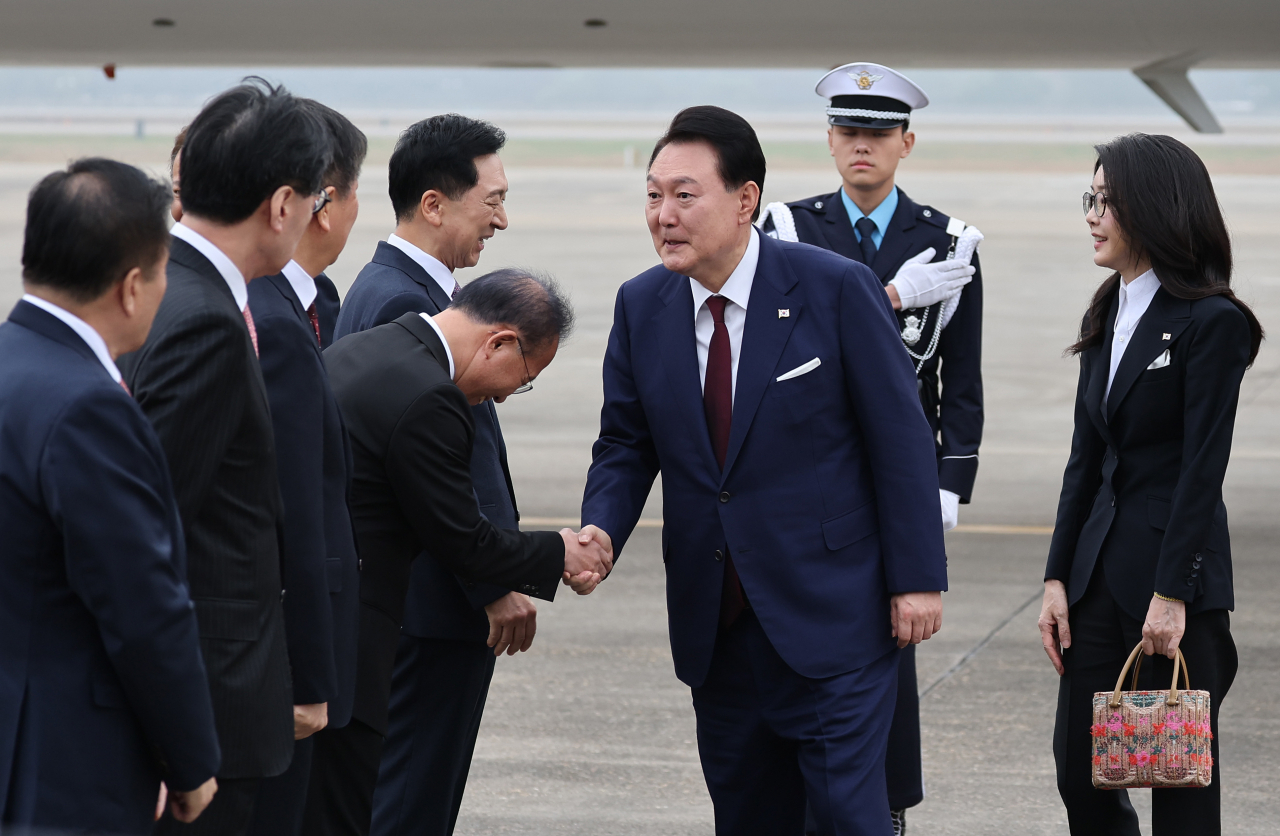 4박6일 간의 사우디아라비아·카타르 국빈 방문을 마친 윤석열 대통령이 26일 오전 성남 서울공항을 통해 귀국, 전용기인 공군 1호기에서 내린 뒤 환영 나온 국민의힘 김기현 대표, 윤재옥 원내대표와 인사하고 있다. [연합]