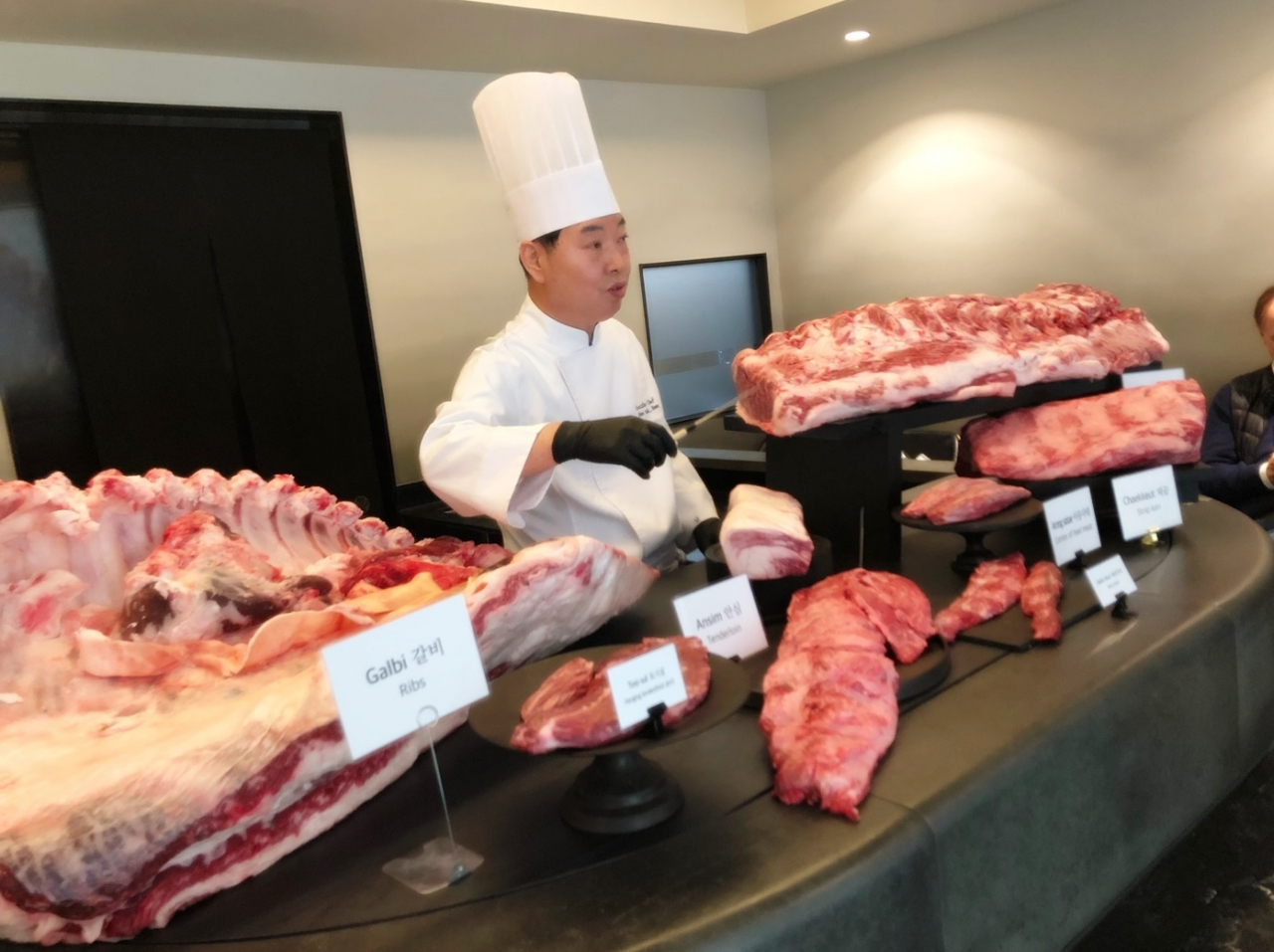 윤원석 벽제갈비 총괄 셰프가 소고기의 부위별 특성을 설명하는 모습. 육성연 기자