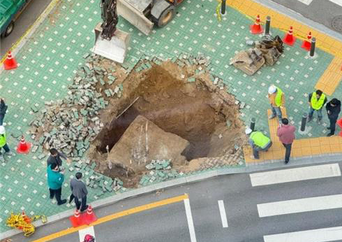 지난 25일 오전 11시께 서울 영등포구 여의도동에서 발생한 깊이 4m 싱크홀. [연합]