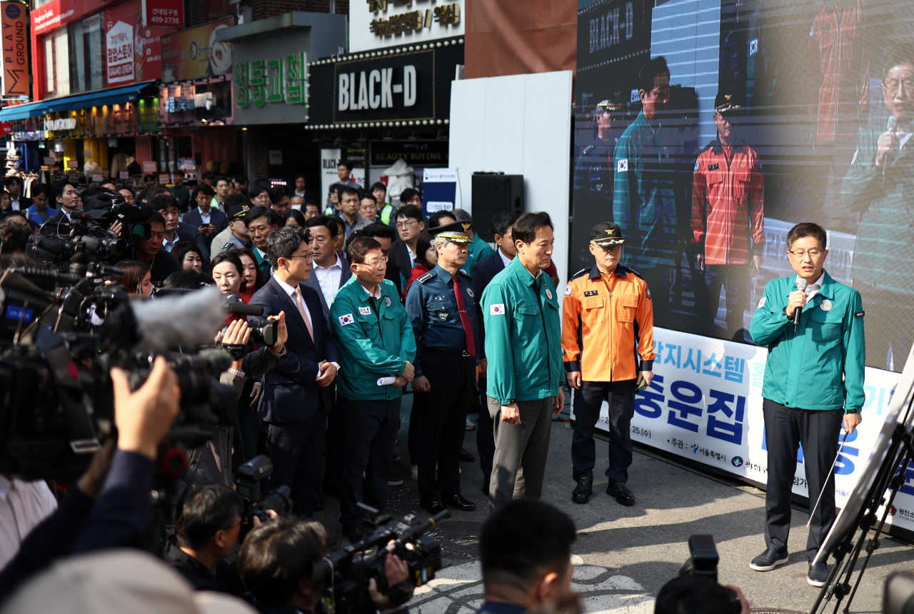 오세훈 서울 시장이 25일 오후 서울 건대 맛의거리 입구 인근에서 열린 ‘인파감지시스템 가동 점검 및 훈련’을 찾아 관계자로부터 설명을 듣고 있다. [연합]