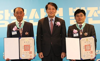 성일기공 김성묵 대표(왼쪽부터), 산업부 장영진 차관, 신진엠텍 김영석 대표. [기계진흥회 제공]