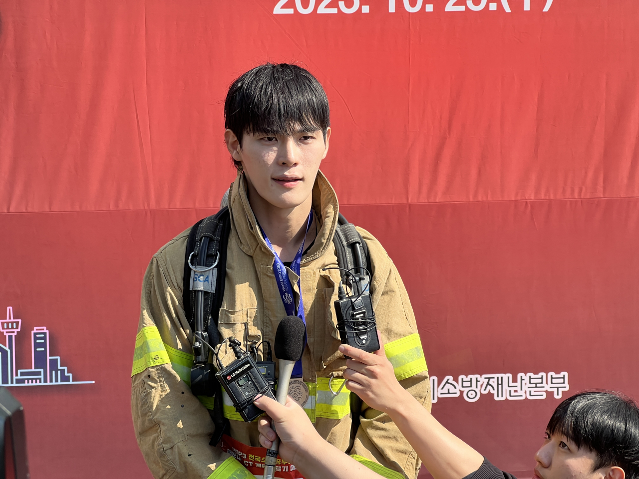 '2023 전국소방공무원 해운대 엘시티 계단오르기 대회' 방화복 부문 1위를 차지한 충북 청주동부소방서 윤바울 소방관. [뉴시스]