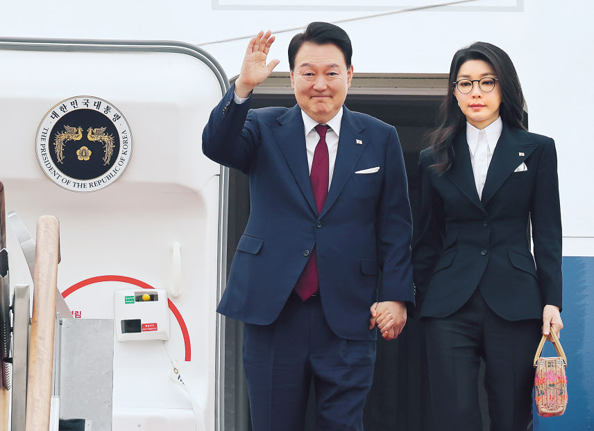 4박6일 간의 사우디아라비아·카타르 국빈 방문을 마친 윤석열 대통령과 김건희 여사가 26일 오전 성남 서울공항을 통해 귀국, 전용기인 공군 1호기에서 내리며 환영객들에게 손들어 인사하고 있다. [연합]