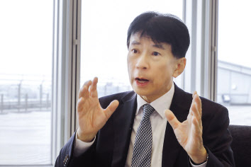 유키히로 하토리 현대모비스 일본지사장이 지난 25일 한국자동차기자협회와 인터뷰를 하고 있다. [한국자동차기자협회 제공]