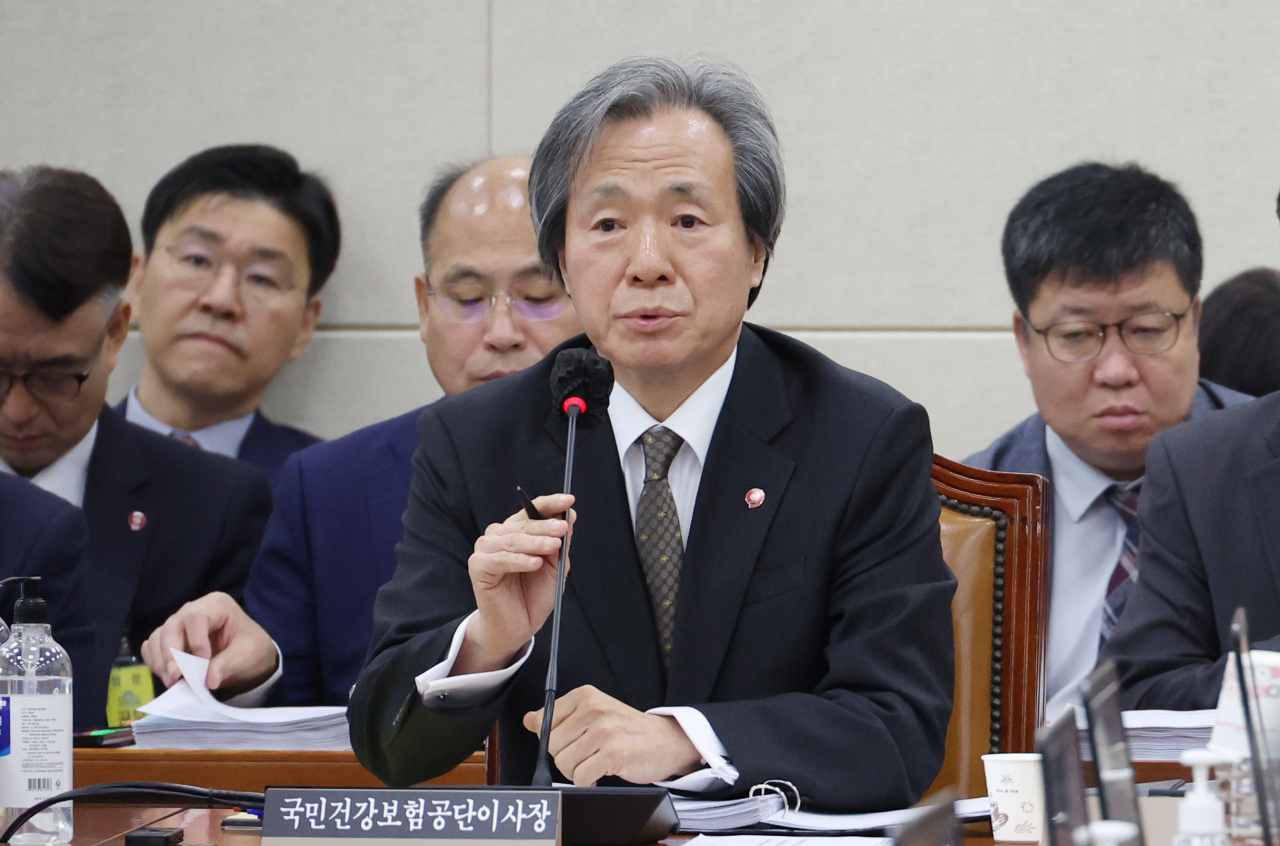 국민건강보험공단 정기석 이사장이 18일 국회에서 열린 보건복지위원회 국정감사에서 의원 질의에 답하고 있다. [연합]