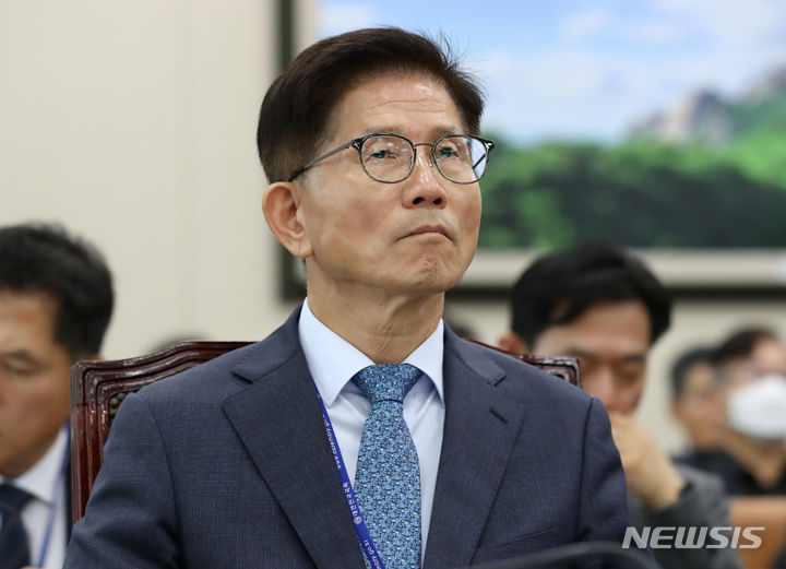 김문수 경제사회노동위원장 26일 오전 서울 여의도 국회에서 열린 환경노동위원회 종합감사에 참석하고 있다. [뉴시스]