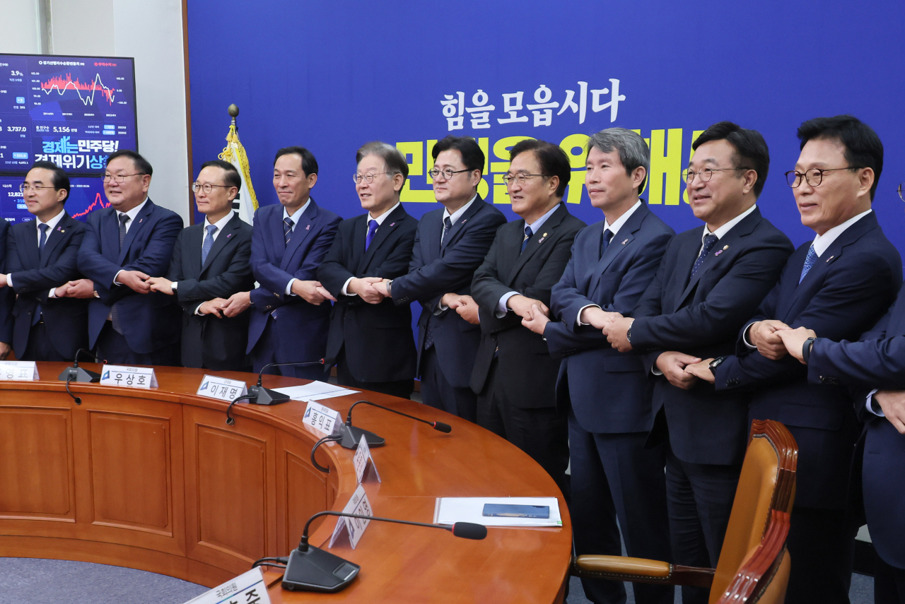 이재명 더불어민주당 대표가 26일 국회에서 열린 전·현직 원내대표 간담회에서 기념 촬영을 하고 있다. 왼쪽부터 박홍근·김태년·홍영표·우상호 전 원내대표, 이 대표, 홍익표 원내대표, 우원식·이인영·윤호중·박광온 전 원내대표. [연합]