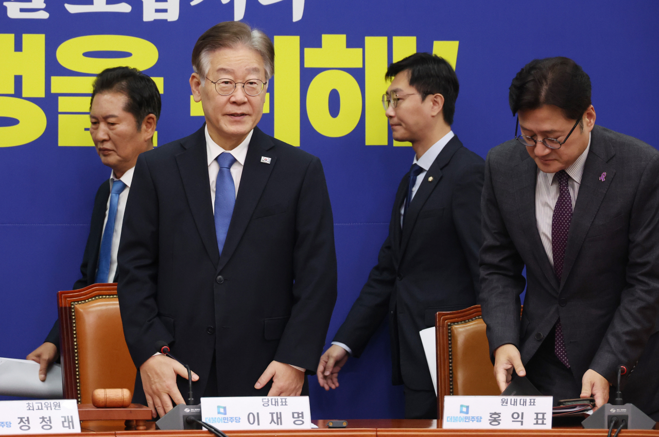 이재명 더불어민주당 대표가 25일 국회에서 열린 최고위원회의에 입장하고 있다. [연합]